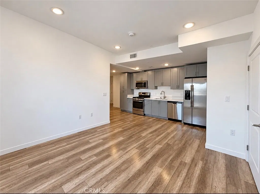 2 bed, 1100 sqft, $3,200 — Photo 2