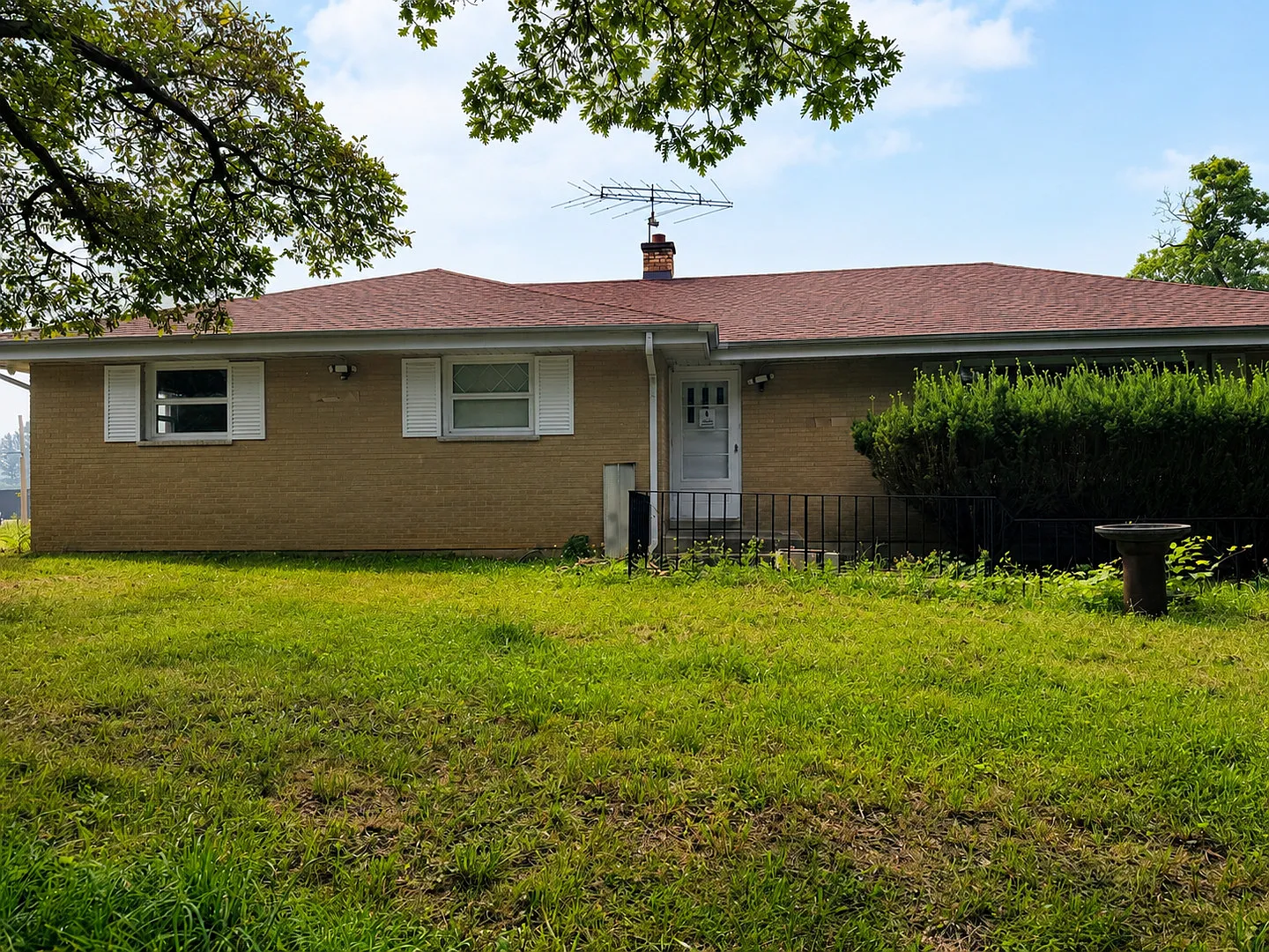 3 bed, 1.5 bath, 1701 sqft, $3,000 — Photo 1