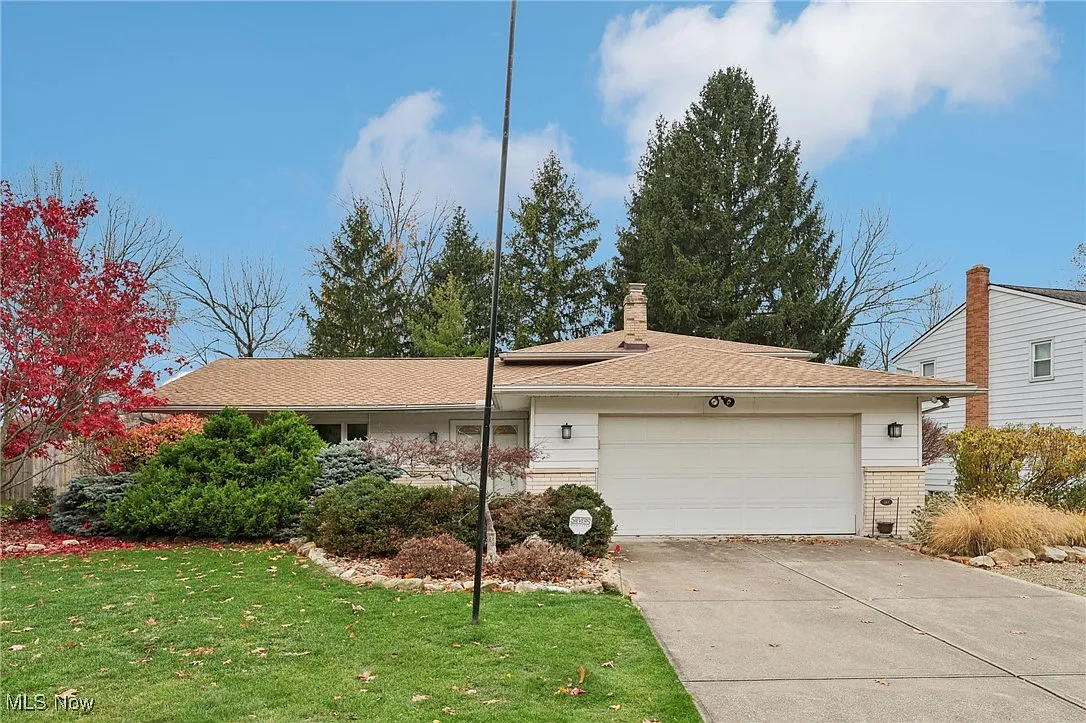 368 Balmoral Dr photo 1