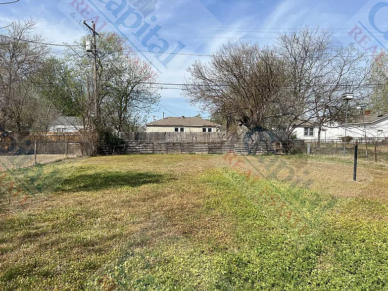 219 E Douglas Dr — Photo 21