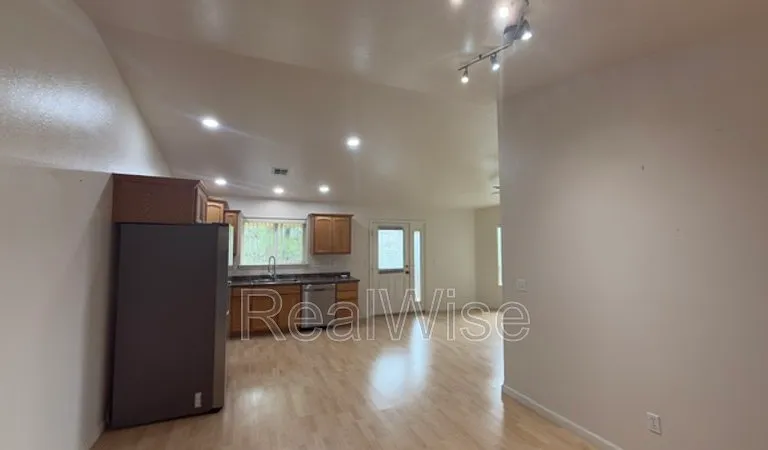 1384 NE Ridge Ave — Photo 11