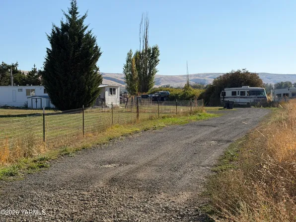9802 Meadowbrook Rd, Yakima, WA 98903