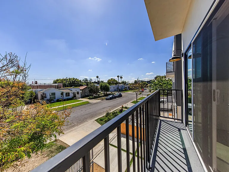 2847 S. Victoria Ave — Photo 30