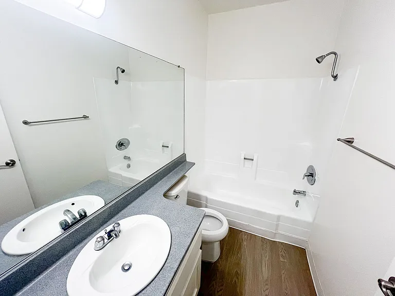 11018 Moorpark Apartments — Photo 12
