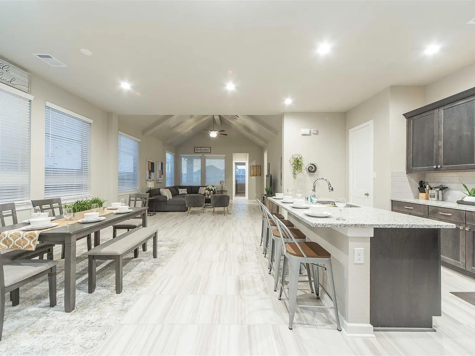 4 bed, 3.0 bath, 2066 sqft, $3,900 — Photo 4