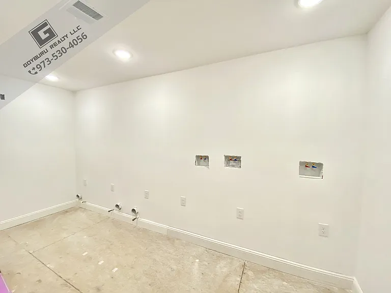 425 11th Ave #204 — Photo 10