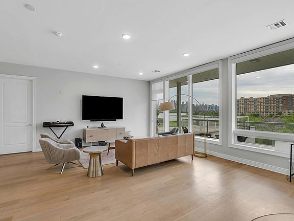3rd image of 3 Somerset Ln Unit 302