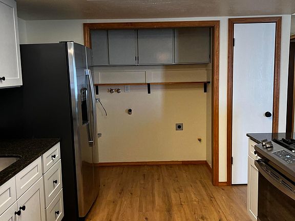 Washer & Dryer hookups