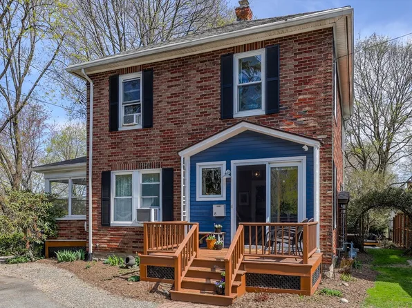 8 Edgewood Ter, Northampton, MA 01060