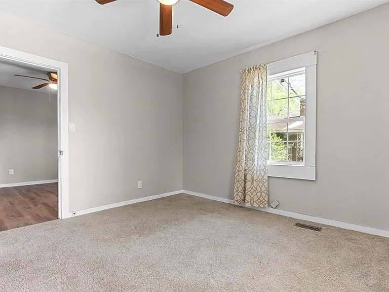 2164 Monroe Ave — Photo 12