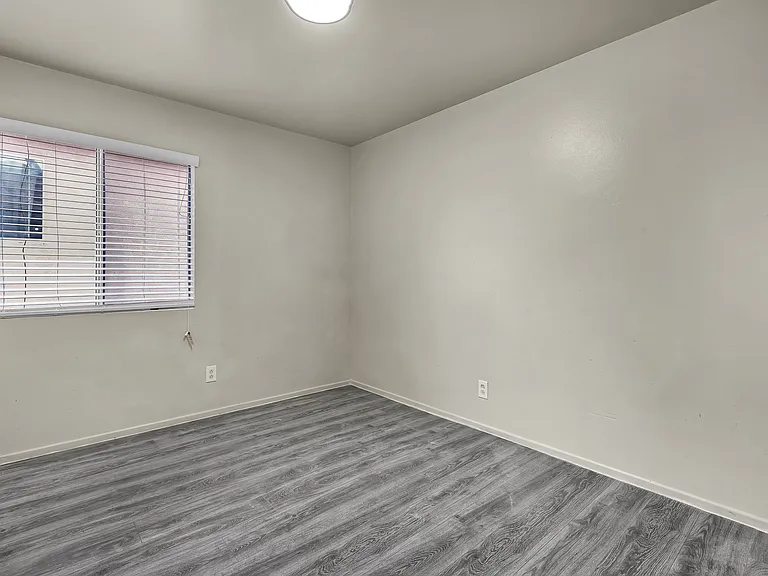 5243 Huntington Dr N #5 — Photo 8