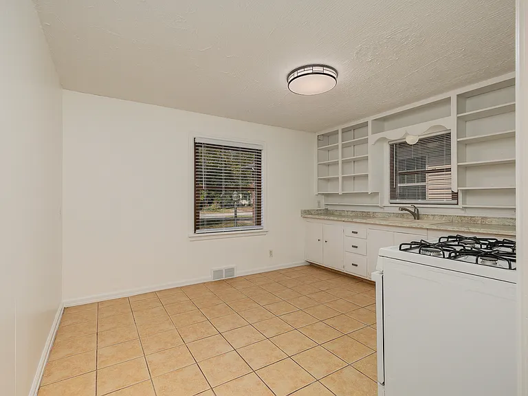 1504 S Rogers Ave — Photo 5