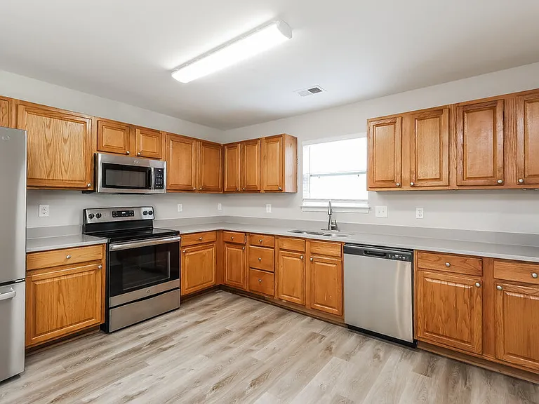 814 Oakshire Cir — Photo 8