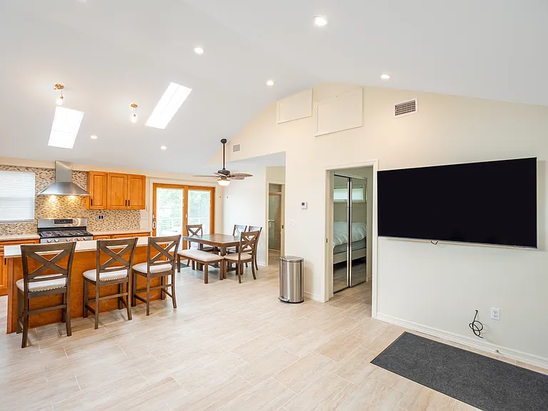 17 Canoe Place Rd — Photo 6
