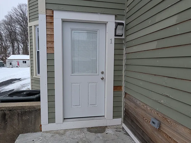 Private entrance with private deck