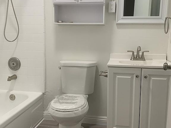 5th image of 105-117 W Hawthorn St #9