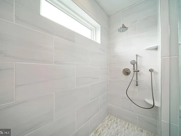 2409 Catharine St — Photo 23