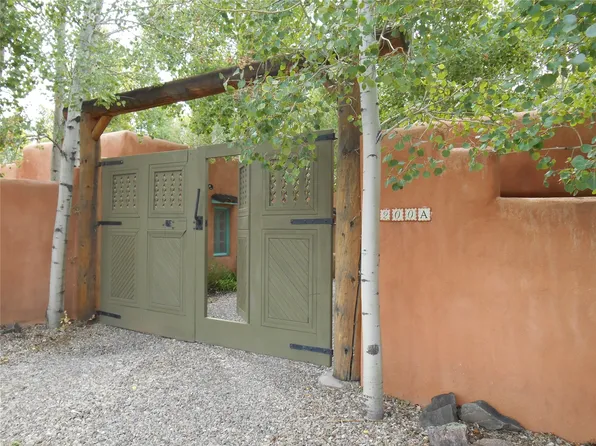 200A Las Cruces Rd, Taos, NM 87571