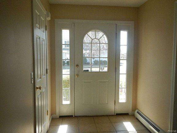 Tiled entryway w large closet