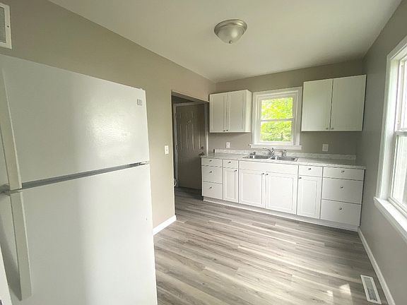 4th image of 407 Linn St