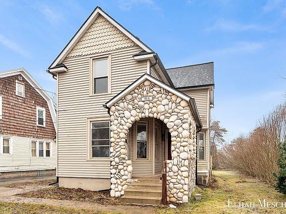 2nd image of 914 Leonard St NE