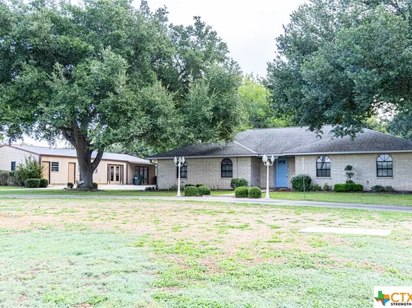 1709 Cody Dr, Shiner, TX 77984