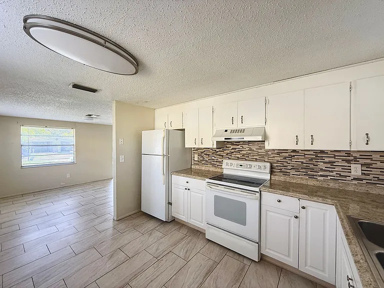 2716 52nd Ave Dr W — Photo 5
