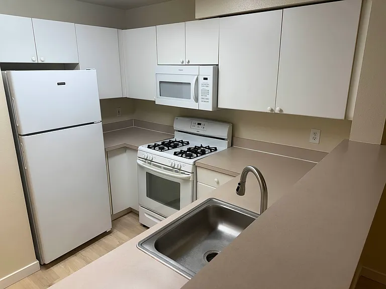 Lee Plaza — Photo 17