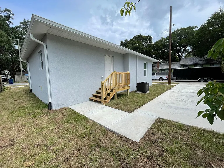 8417 N Seminole Ave — Photo 2