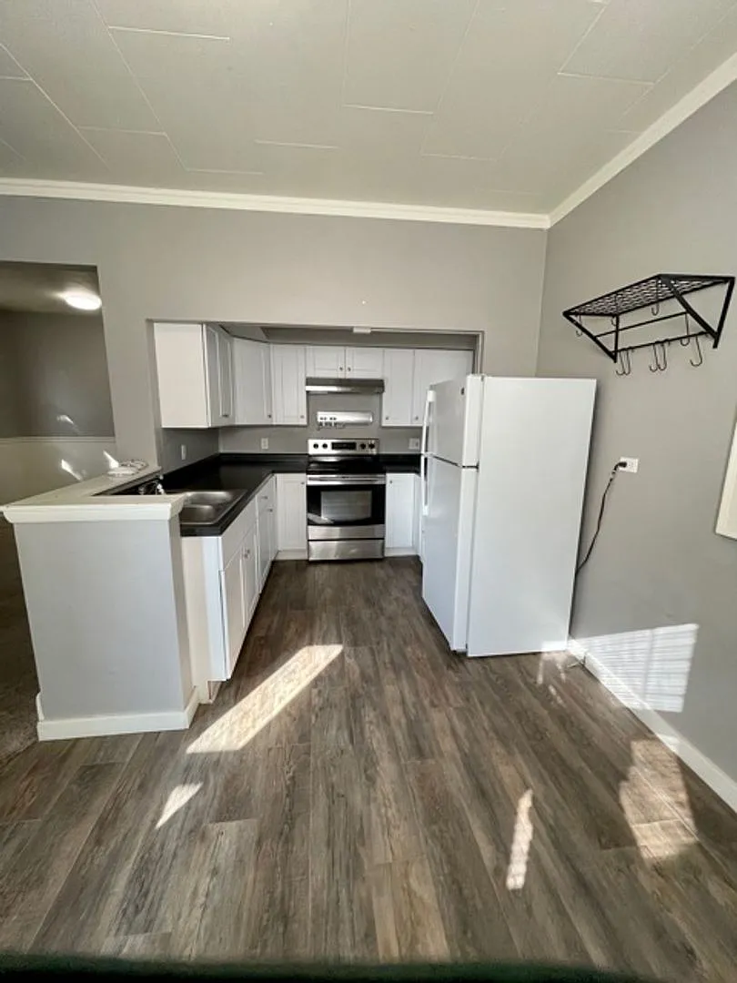 814 Cherry Street — Photo 2