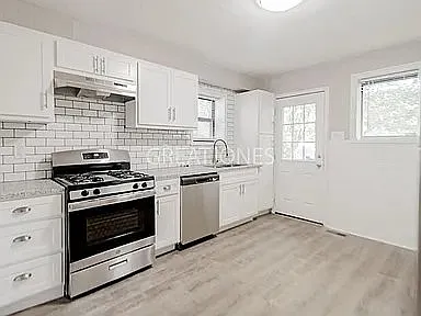 2 bed, 1.0 bath, 1058 sqft, $1,250 — Photo 2