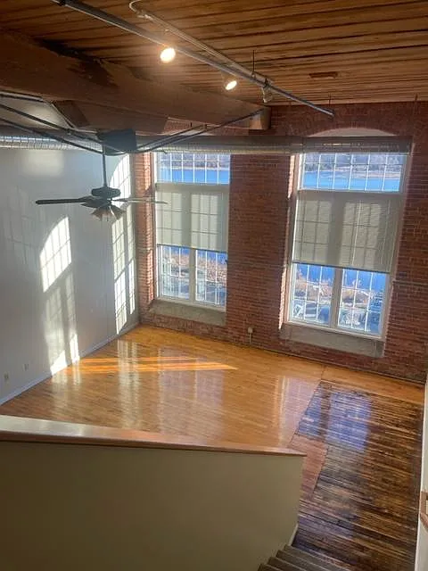 Victoria Riverside Townhouse Lofts — Photo 1
