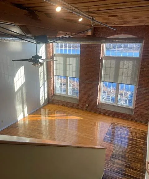 Victoria Riverside Townhouse Lofts — Photo 2