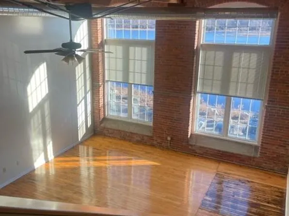 Victoria Riverside Townhouse Lofts