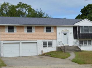 72 Atlantic Pl, Hauppauge, NY 11788