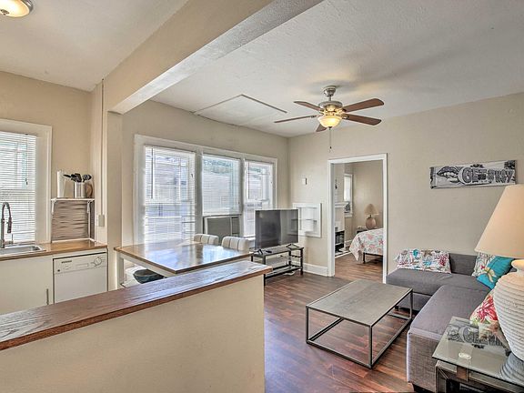 3rd image of 415 10th Ave NE