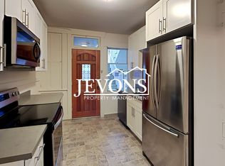 916 N 40th St, Seattle, WA 98103