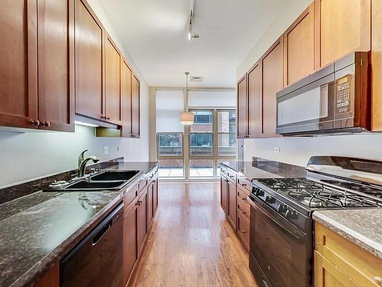 324 N Jefferson St #302 — Photo 7