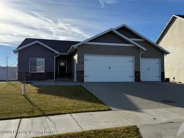 1869 Yellowstone Cir, Dickinson, ND 58601