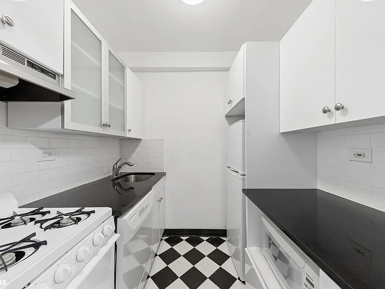411 E 53rd St #14M — Photo 5