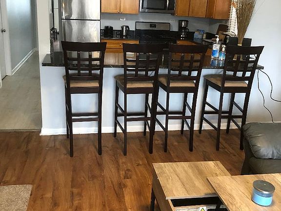 Island with 4 bar stools conected the living room with the kitchen