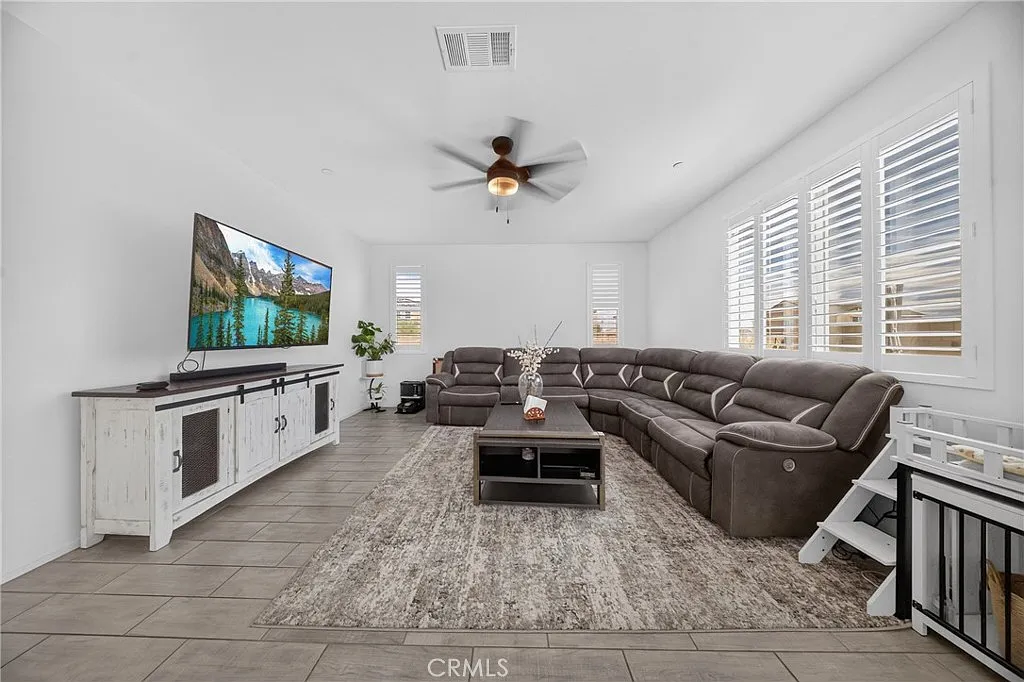 5 bed, 3040 sqft, $3,500 — Photo 3