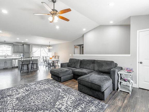 4th image of 409 Bella Dr