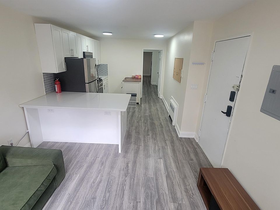1st image of 552 38th St APT 2