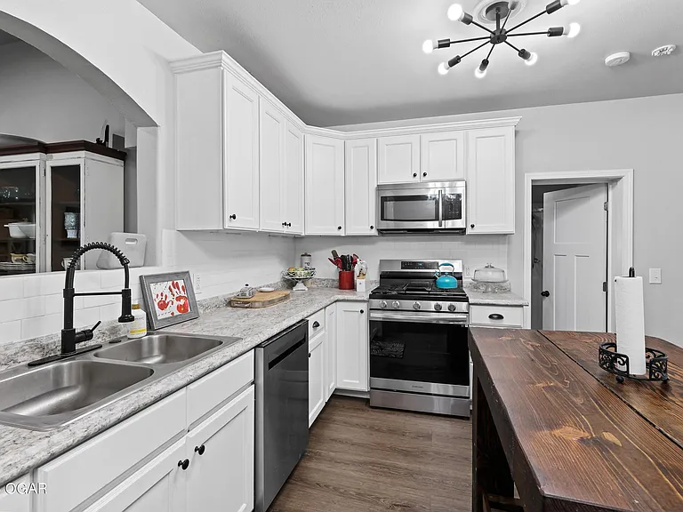 711 W Broadway St — Photo 17