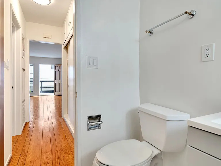 218 S Gale Dr — Photo 20
