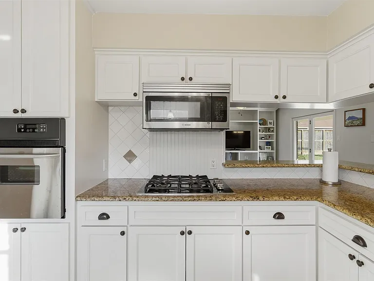 2310 Droxford Dr — Photo 8