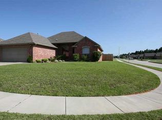 516 E Greenwood Ln, Mustang, OK 73064