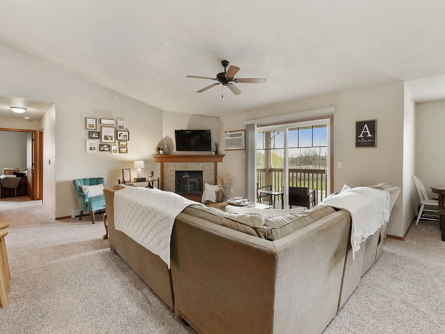 2 Bed, 1.5 Bath 2nd Floor - 1,165 sq ft — Photo 2