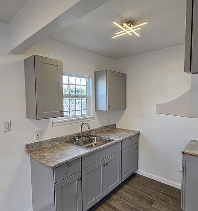 5th image of 136 W 99th St #136